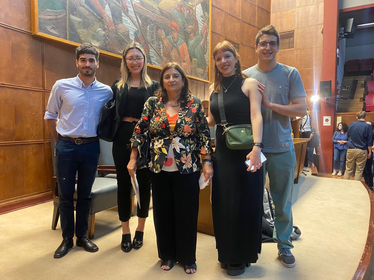 aecuba_uba's tweet photo. #HOY la Comisión Directiva de AECUBA estuvo presente en la firma del convenio de construcción del Centro de Laboratorios unificados de ciencias de la salud. 
Estuvimos junto a la presidenta del Conicet @AnaFranchi3 y el ministro @FilmusDaniel https://t.co/493voArkya