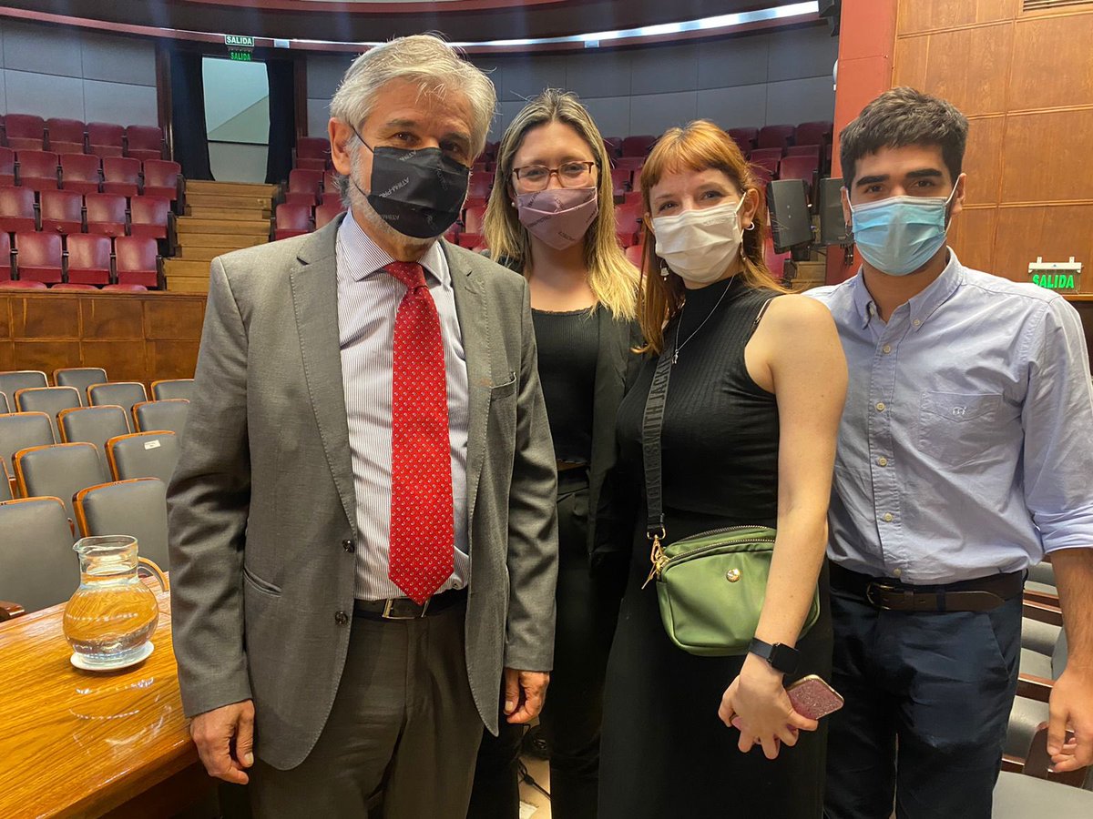 aecuba_uba's tweet photo. #HOY la Comisión Directiva de AECUBA estuvo presente en la firma del convenio de construcción del Centro de Laboratorios unificados de ciencias de la salud. 
Estuvimos junto a la presidenta del Conicet @AnaFranchi3 y el ministro @FilmusDaniel https://t.co/493voArkya