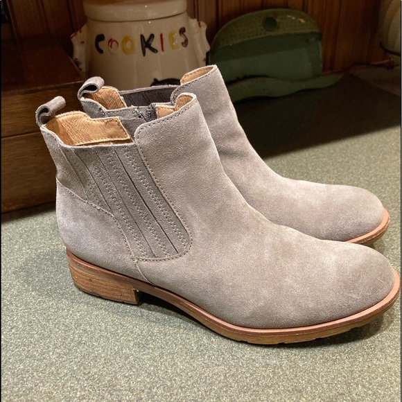 Panda_b3ar's tweet photo. So good I had to share! Check out all the items I'm loving on @Poshmarkapp #poshmark #fashion #style #shopmycloset #sofft #indigord #frye: https://t.co/RkYbNbcBjt https://t.co/cvJIFOpdlQ
