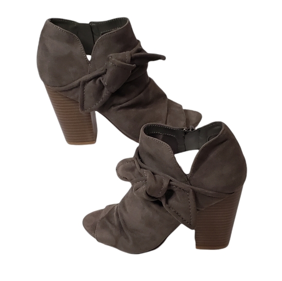 Panda_b3ar's tweet photo. So good I had to share! Check out all the items I'm loving on @Poshmarkapp #poshmark #fashion #style #shopmycloset #sofft #indigord #frye: https://t.co/RkYbNbcBjt https://t.co/cvJIFOpdlQ