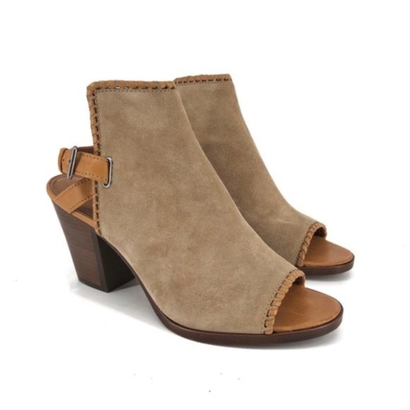 Panda_b3ar's tweet photo. So good I had to share! Check out all the items I'm loving on @Poshmarkapp #poshmark #fashion #style #shopmycloset #sofft #indigord #frye: https://t.co/RkYbNbcBjt https://t.co/cvJIFOpdlQ