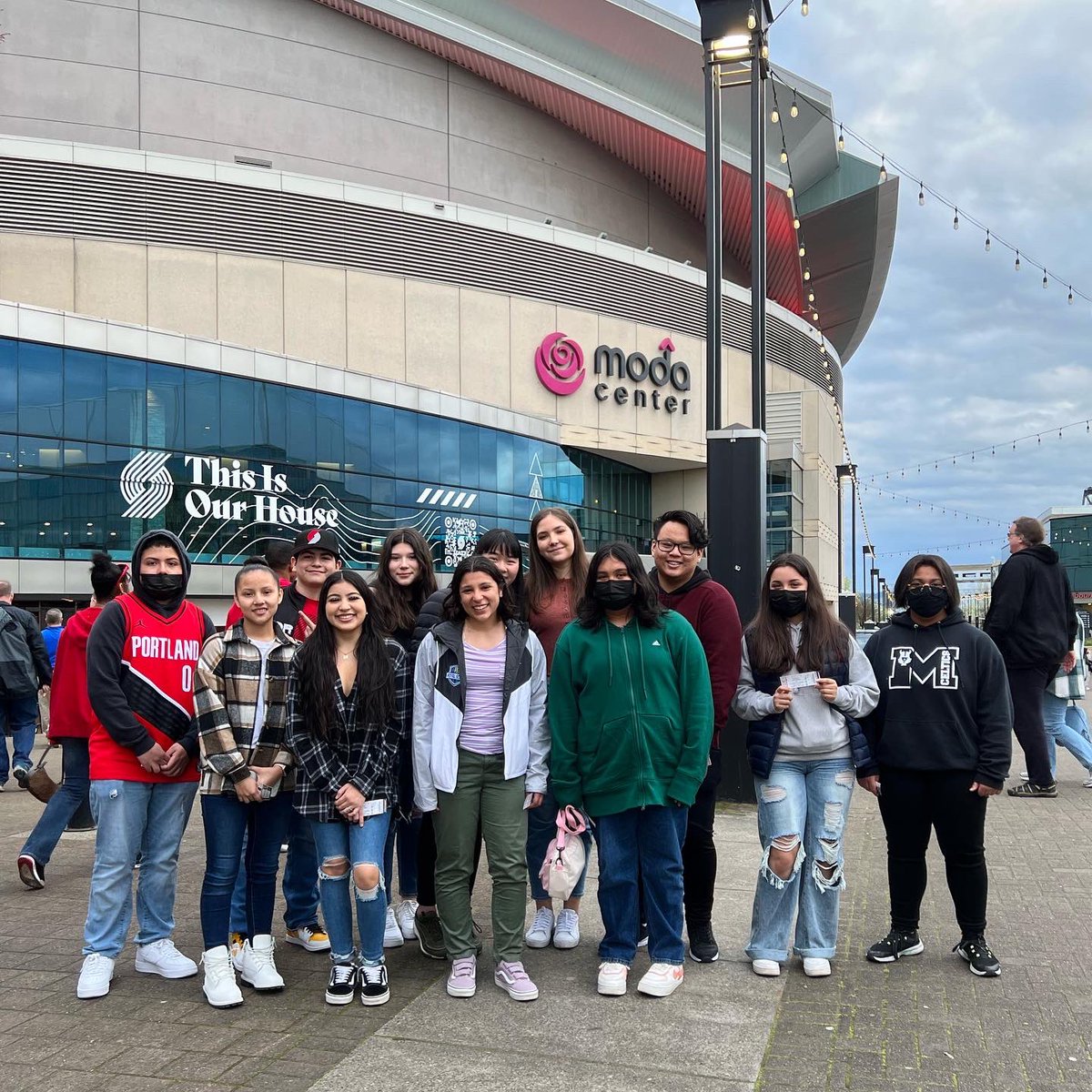 WillAcadTweets's tweet photo. Took a bunch of first timers and a few Blazer veterans to the game last night. Thank you, @blazersedge for your donation to make this happen! https://t.co/npAIDjSstF