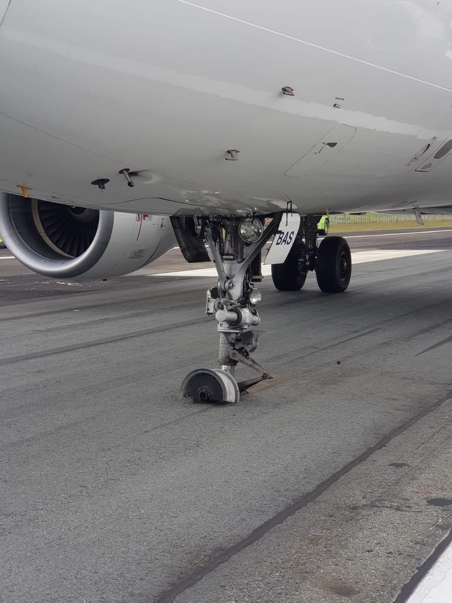FlightModeblog's tweet photo. #LATAM Airbus A320 (CC-BAS) performed an emergency landing at #Medellin Airport, #Colombia with its nosegear tilted sideways. Flight #LA4292 to #Cartagena landed back at Medellin safely.
📷©Aeronautica Civil de Colombia
#A320 #Airbus #aviation #avgeek #avgeeks #flights #travel https://t.co/D86tQH0u3k