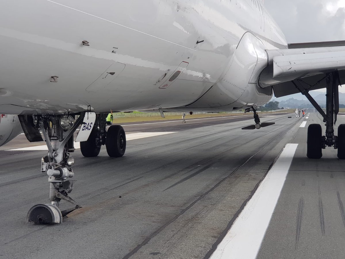FlightModeblog's tweet photo. #LATAM Airbus A320 (CC-BAS) performed an emergency landing at #Medellin Airport, #Colombia with its nosegear tilted sideways. Flight #LA4292 to #Cartagena landed back at Medellin safely.
📷©Aeronautica Civil de Colombia
#A320 #Airbus #aviation #avgeek #avgeeks #flights #travel https://t.co/D86tQH0u3k