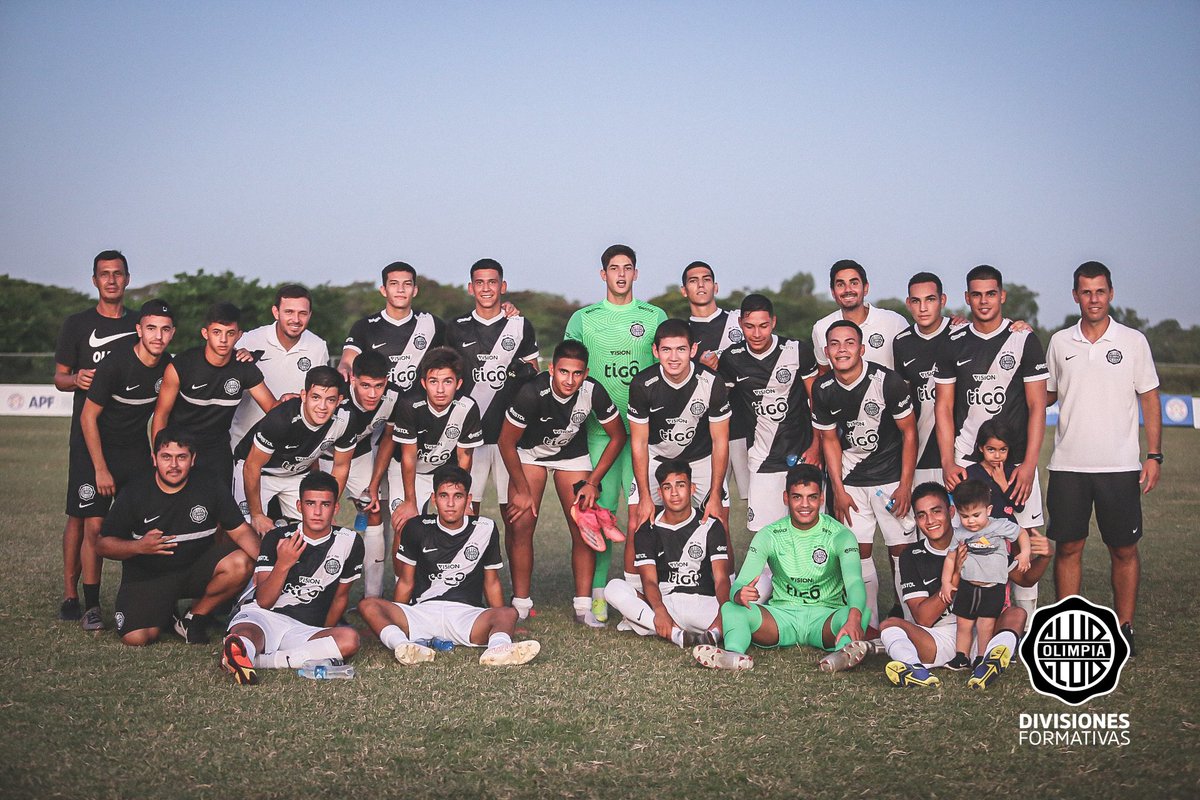 FormativasO's tweet photo. 🔳 #OlimpiaLIVE | #Apertura2022.

➡️ #Sub19 | Fecha 8.

📋 ¡Finalizó el encuentro con victoria franjeada! 

⚽️ Derlis Aguilera, Sebastián Quintana, Allam Wlk, Luis Martínez.

➖ Resistencia (2-4) #Olimpia 

#OlimpiaNuncaPara ⚪⚫⚪ https://t.co/64vk0GHfYj