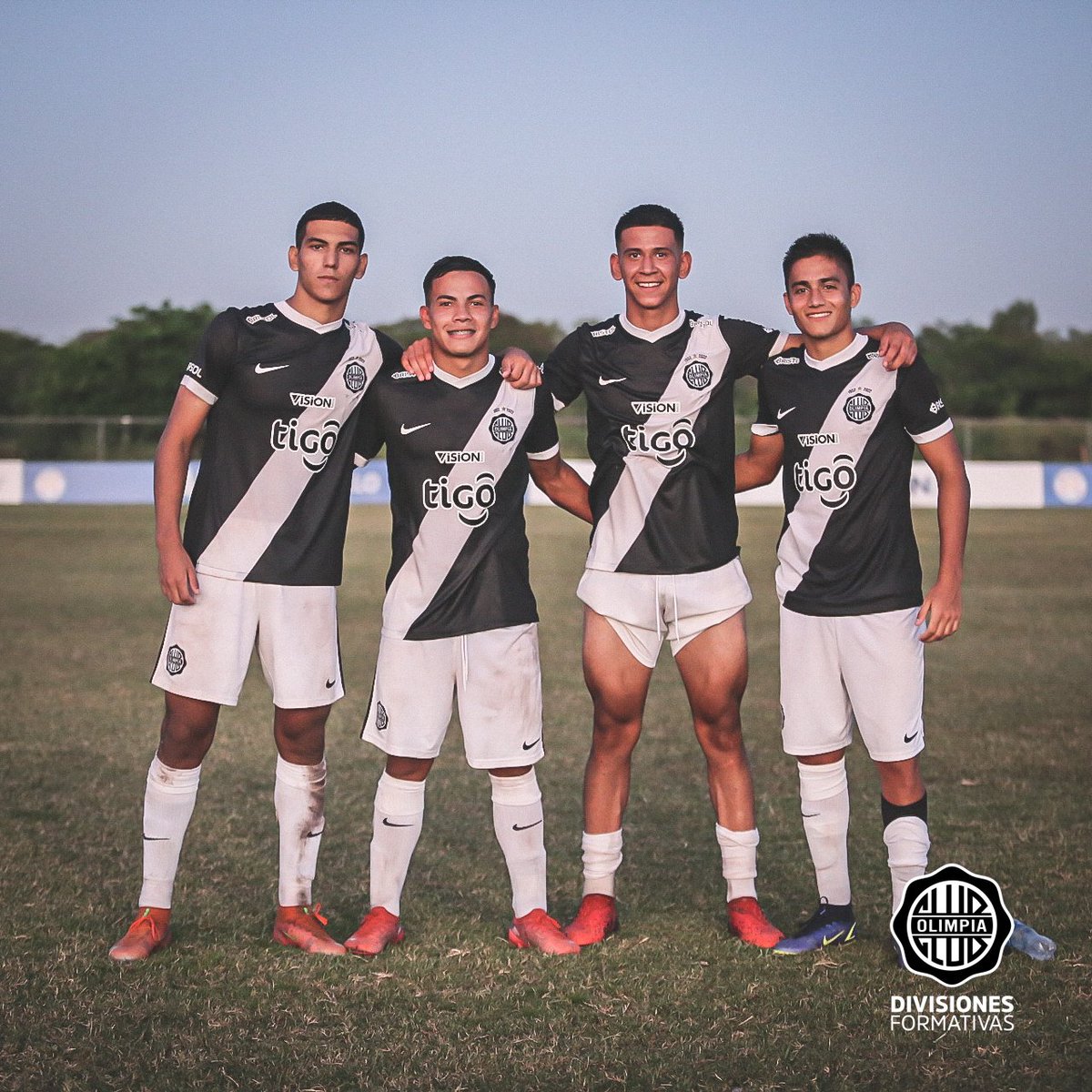FormativasO's tweet photo. 🔳 #OlimpiaLIVE | #Apertura2022.

➡️ #Sub19 | Fecha 8.

📋 ¡Finalizó el encuentro con victoria franjeada! 

⚽️ Derlis Aguilera, Sebastián Quintana, Allam Wlk, Luis Martínez.

➖ Resistencia (2-4) #Olimpia 

#OlimpiaNuncaPara ⚪⚫⚪ https://t.co/64vk0GHfYj