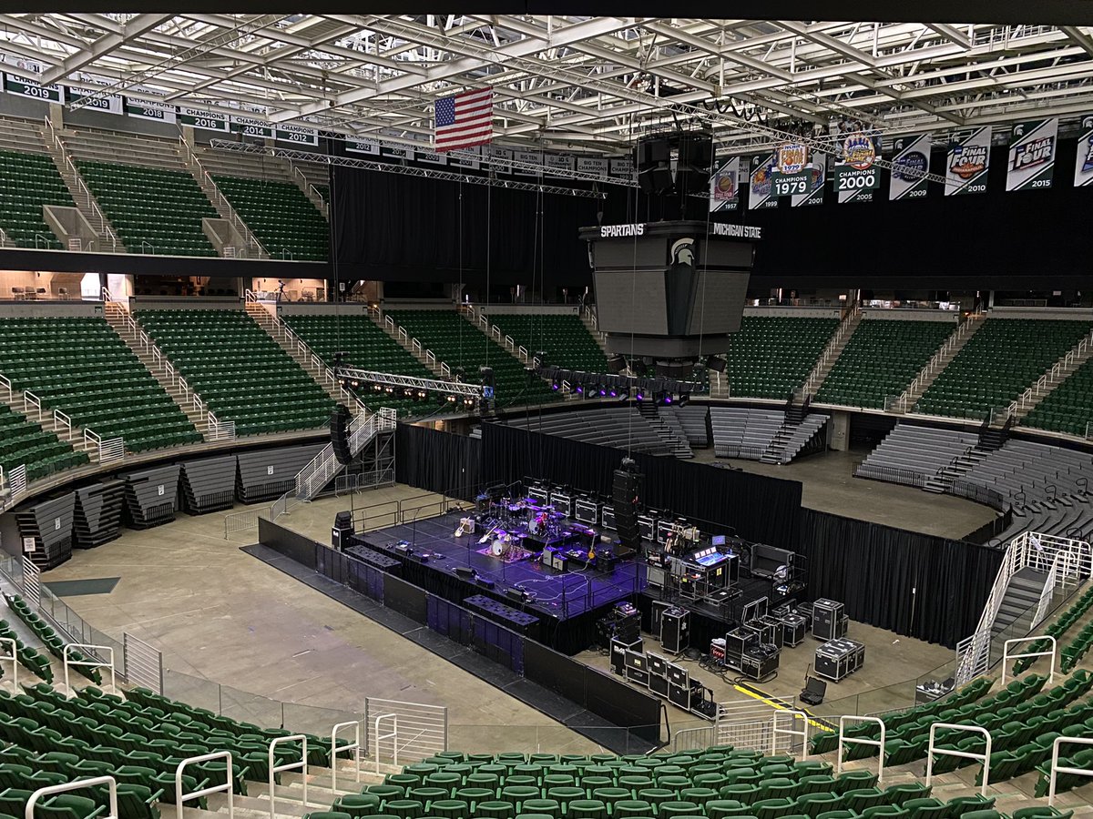 LukeSloan_7's tweet photo. Good evening from the Breslin Center, where they’re lined up outside the Gilbert Pavilion to see Grouplove &amp; Pretoria perform tonight at 8.

@tayhaelterman and I will be broadcasting live from platform 113 starting at 6:30 on @WDBM.

Tune in if you’re on the way to the concert! https://t.co/S66zR7q2By