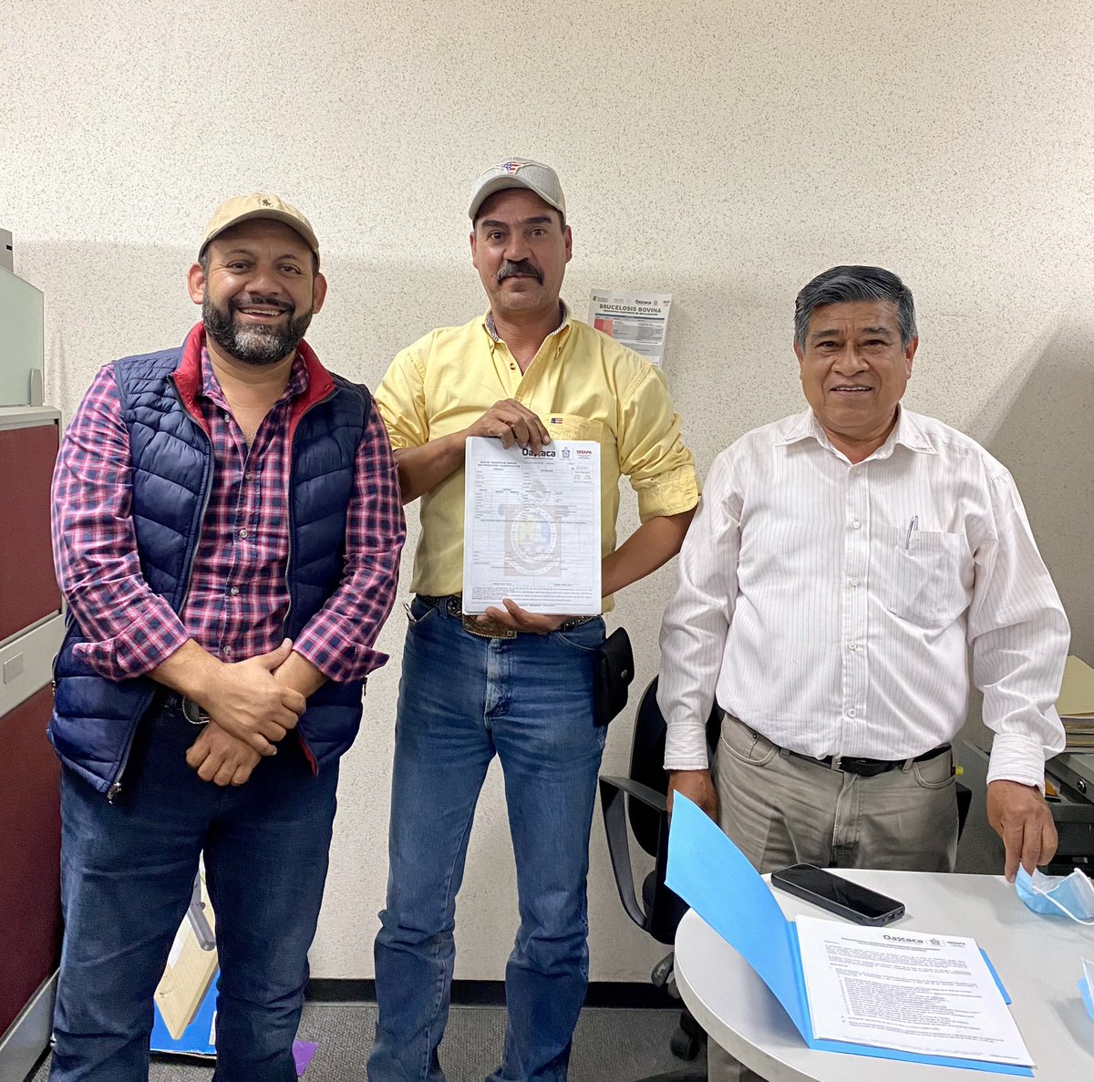 josemcalderonc's tweet photo. Un gusto saludar al CUATE DOMINGUEZ charro y amigo que cumplió con la documentación y ahora tendrán un centro de expedición de guías manuales para la movilización de los equinos. @alejandromurat @gabriel_cue @LinoVelazquez @LOPEZSORROZA #CharrosTlalixtac https://t.co/zFEk2CroNR