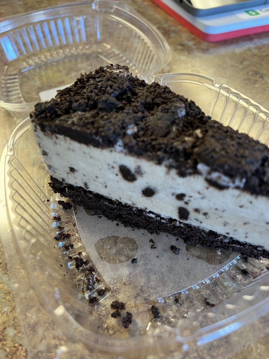 hbcakefactory's tweet photo. New cakes: Chocolate Oreo Mousse and 3 layer Carrot Cake. https://t.co/iPmjqKuTeA