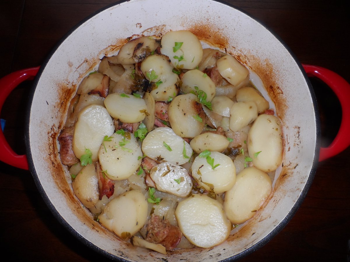 JLuckyLotus's tweet photo. St. Patrick's Day may be over, but this Irish Coddle is delicious anytime to use up those potatoes. At least it's still March #bayarea #foodblog #foodblogger #cookwithzee #homecooking #zerowaste #irishcoddle - https://t.co/aF4SBUHby7 https://t.co/mjnE4TNKgq
