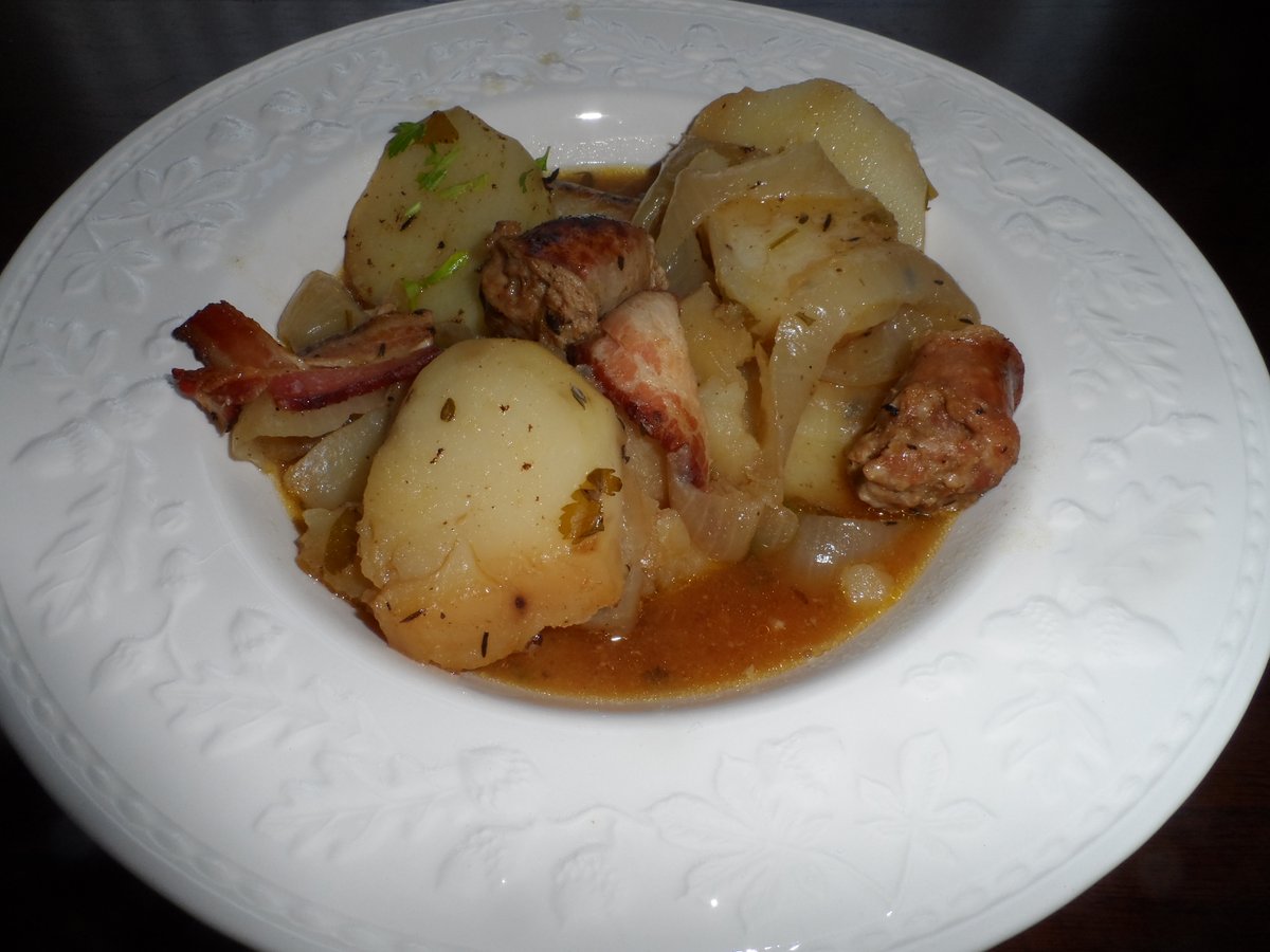JLuckyLotus's tweet photo. St. Patrick's Day may be over, but this Irish Coddle is delicious anytime to use up those potatoes. At least it's still March #bayarea #foodblog #foodblogger #cookwithzee #homecooking #zerowaste #irishcoddle - https://t.co/aF4SBUHby7 https://t.co/mjnE4TNKgq