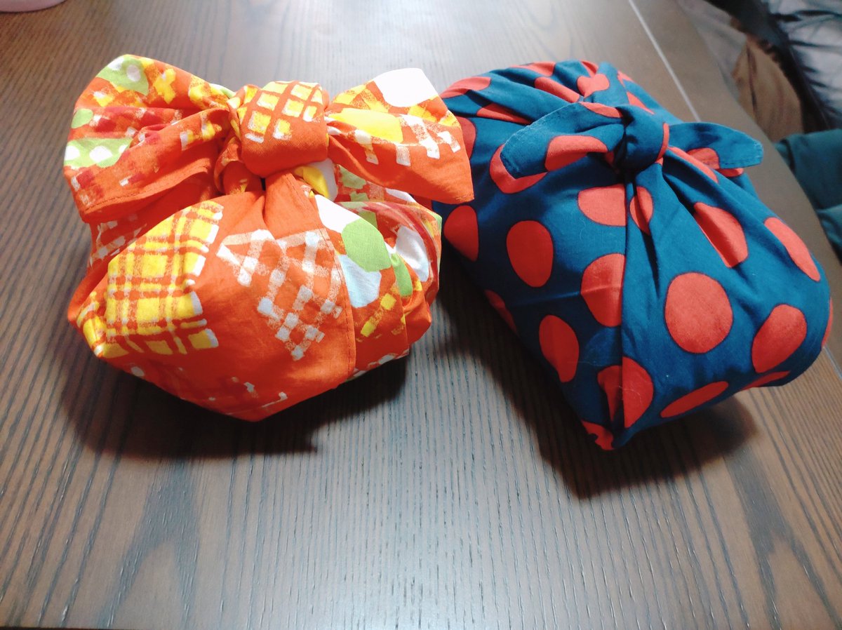 y_cocococo's tweet photo. 今日はソースつきのおかずなので2つあります(*´`*)
右▶ミニトマト柄
左▶ピザ柄(ソース)
#かまわぬ
#nogoo
#bento
#おいしい風呂敷
#お弁当 https://t.co/2i2v5BFSOt