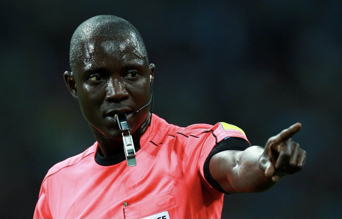 airalgeriens's tweet photo. Nous avons perdu face à un ARBITRE CORROMPU et non une équipe du Cameroun car nos joueurs on fait leurs MATCH. 
Belmadi nous serons éternellement reconnaissant pour ce travail accompli, ne démissionne pas on t’aime et Allah u Akbar ! 🇩🇿✅ https://t.co/O4P83hd3VC