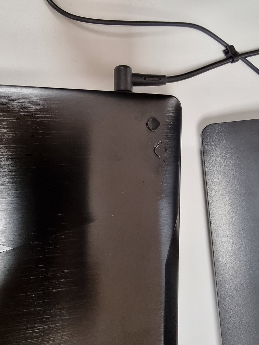 SamGalvan685's tweet photo. @todomaczana
Mi portátil entra al taller en 3 ocasiones  y sale PEOR de lo que entró. Lo llevo por fallo de BIOS y termina con la bisagra rota, la pantalla despegada del marco y daños varios. Le meten 3 tornillos reventando la carcasa por varias partes y pegamento que sobresale. https://t.co/oI7iJojZQQ