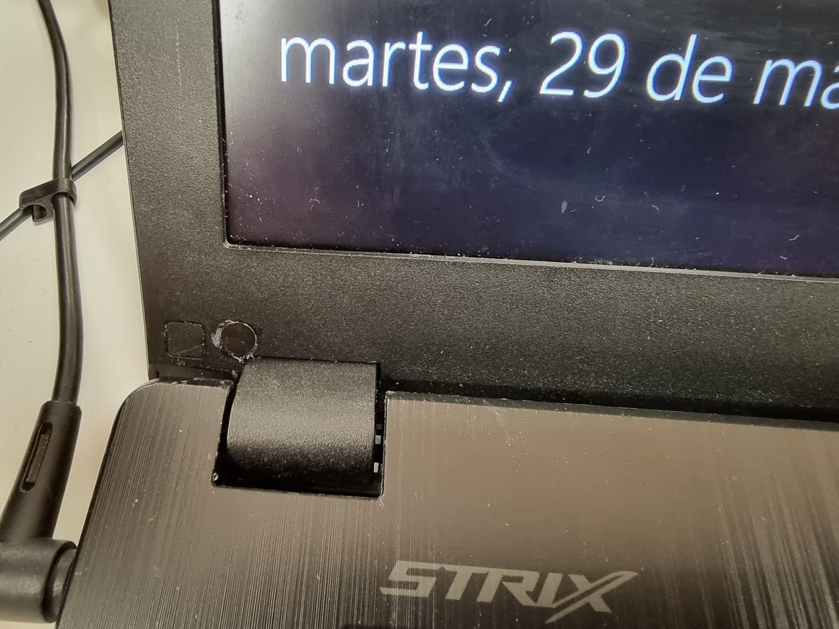 SamGalvan685's tweet photo. @todomaczana
Mi portátil entra al taller en 3 ocasiones  y sale PEOR de lo que entró. Lo llevo por fallo de BIOS y termina con la bisagra rota, la pantalla despegada del marco y daños varios. Le meten 3 tornillos reventando la carcasa por varias partes y pegamento que sobresale. https://t.co/oI7iJojZQQ