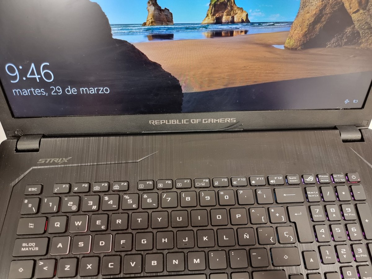 SamGalvan685's tweet photo. @todomaczana
Mi portátil entra al taller en 3 ocasiones  y sale PEOR de lo que entró. Lo llevo por fallo de BIOS y termina con la bisagra rota, la pantalla despegada del marco y daños varios. Le meten 3 tornillos reventando la carcasa por varias partes y pegamento que sobresale. https://t.co/oI7iJojZQQ