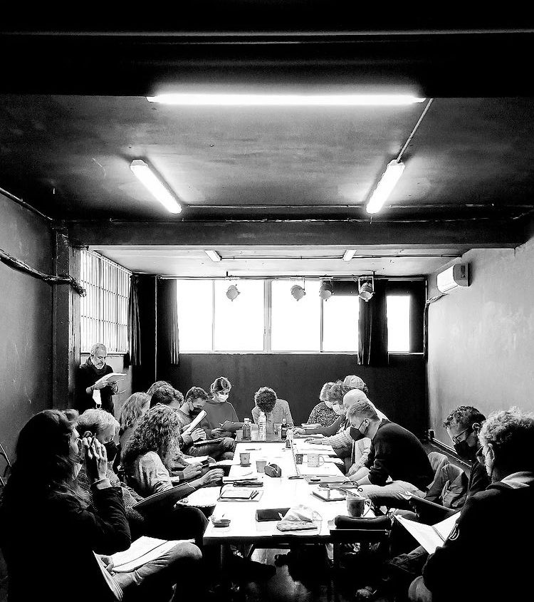 La compañía @micproducciones comienza su nueva producción 🖤
.
¡Que compañía más hermosa! 
.
🌟A la dirección nuestro querido @borja_rodriguez_rodriguez 
.
#lacasadetodas #saladeensayo #madrid