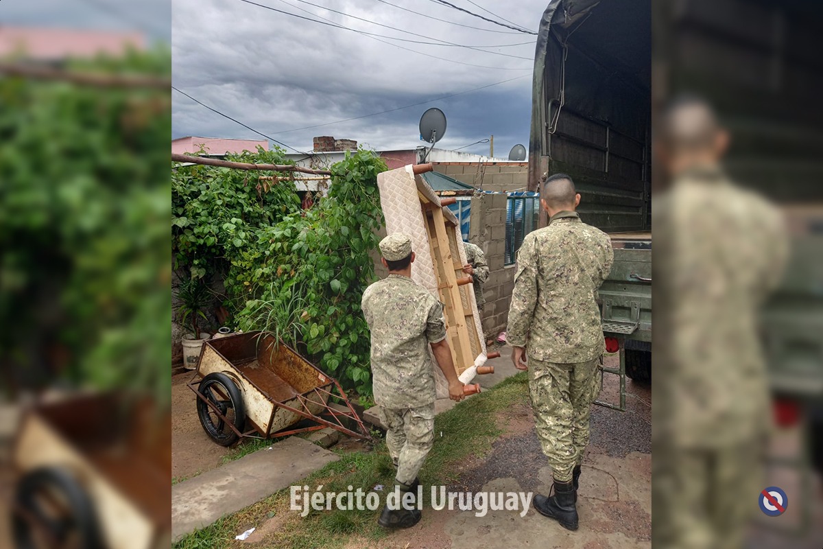 En #Mercedes, sobre las 17 h, se registró una fuerte turbonada  afectando infraestructura y hogares.  

Efectivos del Ejército Nacional trabajan en apoyo a la sociedad evacuando a los afectados y en patrullaje preventivo junto a la Policía Nacional.