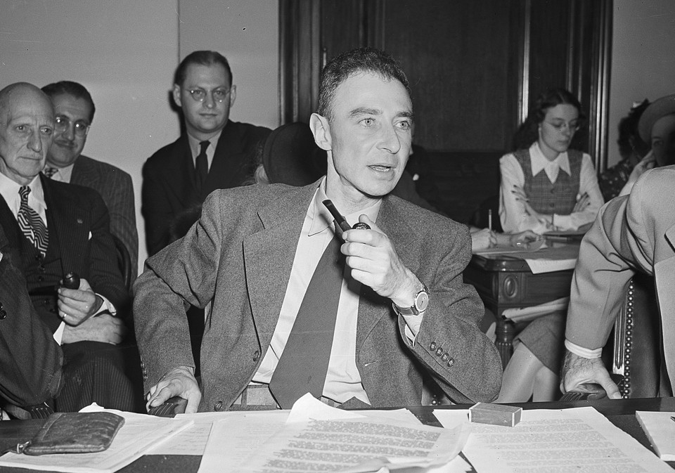 AlternateHist1's tweet photo. #tweetfromalternatehistory @RobbieATaylor 1951 #OnThisDay in #alternatehistory #WhiteScare Soviet States of America convict scientists Rita &amp; Michael Oppenheimer of funnelling nuclear secrets to the European monarchies, sentencing them to death for treason
https://t.co/hWt9VZNb9v https://t.co/77k0OH50mX