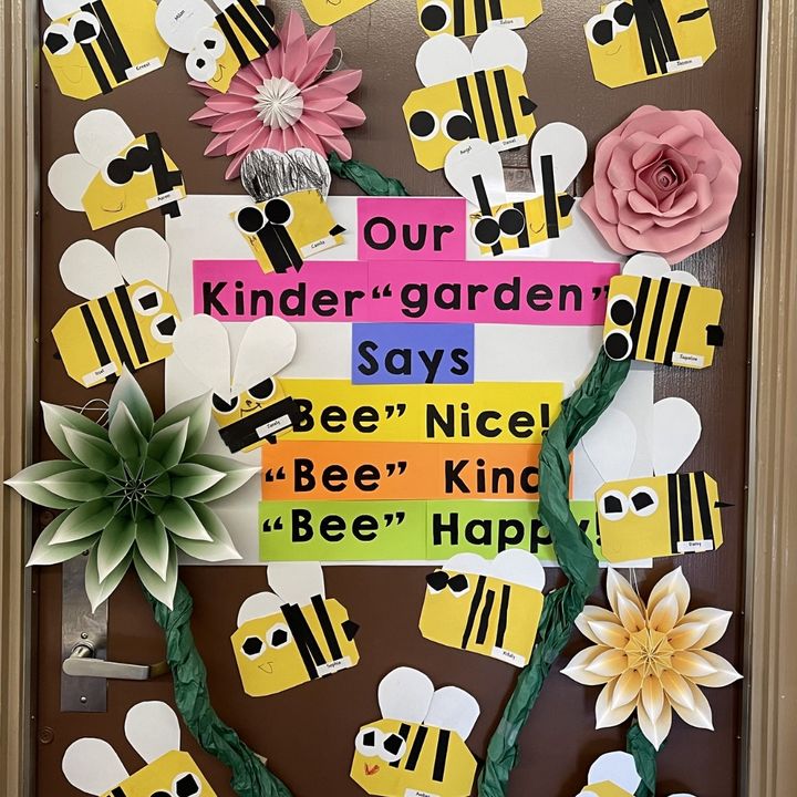 DonorsChoose's tweet photo. 🐝 "Bee" Nice 🐝
🐝 "Bee" Kind 🐝
🐝 "Bee" Happy 🐝

Spring is a year-round feeling when you have kindness at your door!

Who else is adding the "buzz words” from Mrs. Ontiveros' Kinder "Garden" to their daily routine? https://t.co/lWfbXy7Kkq