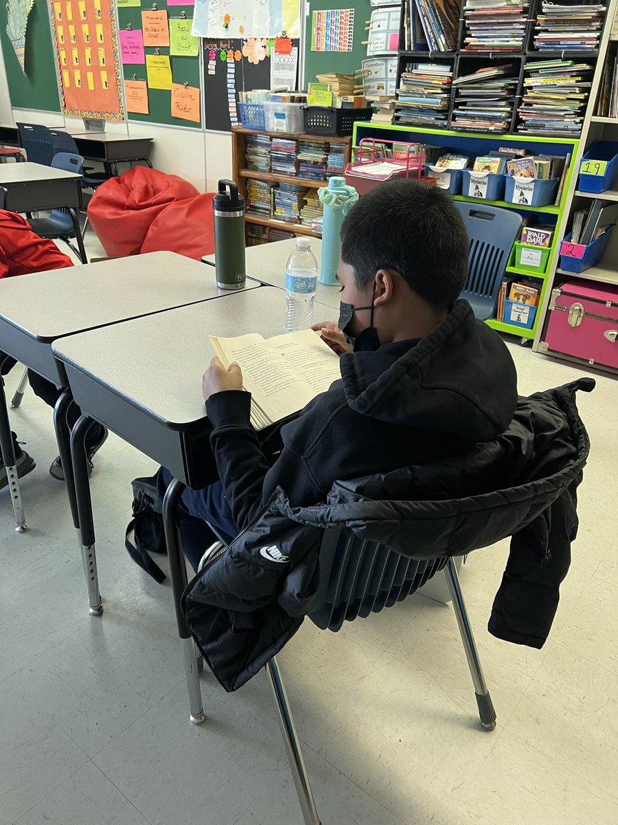 StadleyRough's tweet photo. Loved listening to a read aloud in Ms. Girgenti's 4th grade class! Loved it even more that some students were allowed to sit at their desk to follow along in their own book vs sitting on the rug following along on the SMARTBOARD! #KidsDeserveIt #TeacherFlexibility #STRfourthgrade https://t.co/aX9w3vE92z