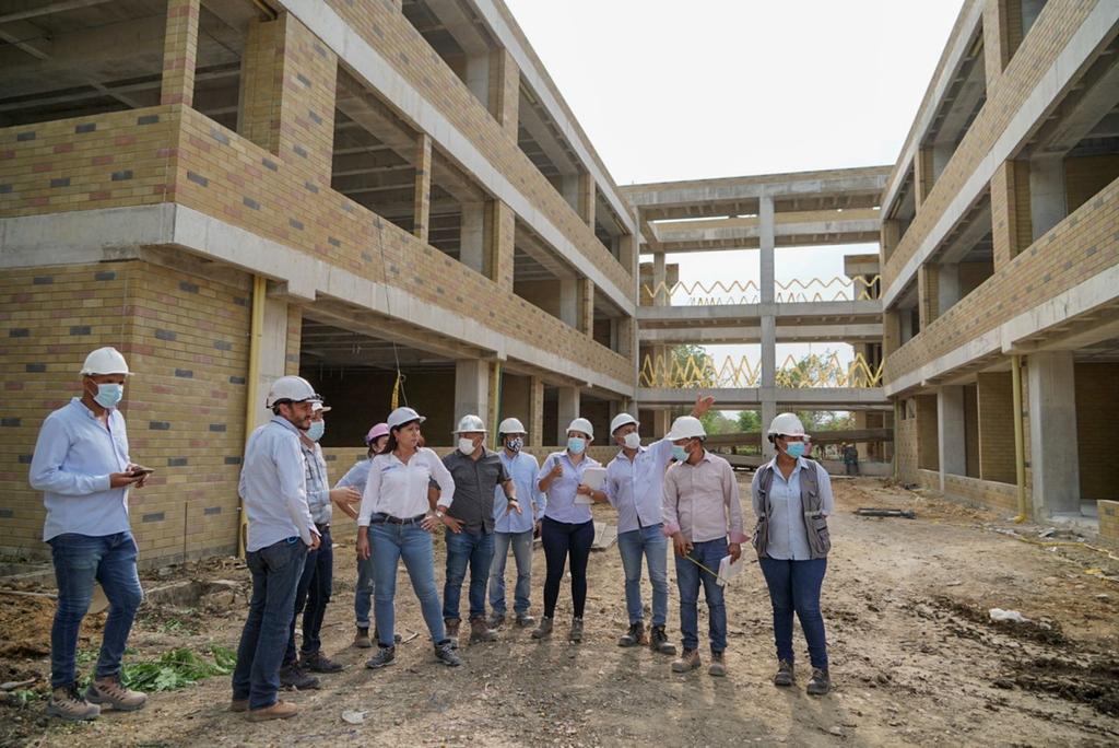 FondoFFIE's tweet photo. ¡Seguimos avanzando!✅

Hoy nuestra gerente, @adrymaxcyclak, y su equipo, recorren las obras de la I.E. Heriberto García Garrido en #Toluviejo, que beneficiará a 2.160 estudiantes en #Sucre.🏫

Este es el colegio más grande que estamos construyendo en Colombia👍🇨🇴 https://t.co/tXRJC7Pp0C