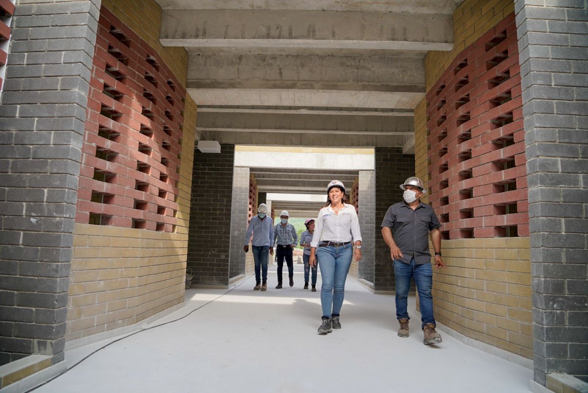 FondoFFIE's tweet photo. ¡Seguimos avanzando!✅

Hoy nuestra gerente, @adrymaxcyclak, y su equipo, recorren las obras de la I.E. Heriberto García Garrido en #Toluviejo, que beneficiará a 2.160 estudiantes en #Sucre.🏫

Este es el colegio más grande que estamos construyendo en Colombia👍🇨🇴 https://t.co/tXRJC7Pp0C