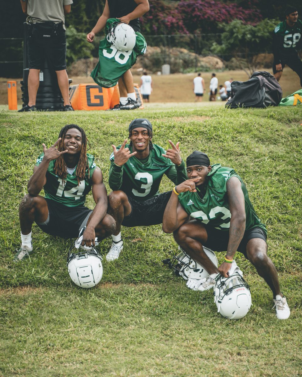 HawaiiFootball's tweet photo. Week 2️⃣ underway. 🔒🔑

#BRADDAHHOOD https://t.co/KsVew5tUCe