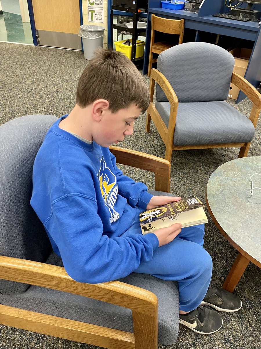 Book fair day for 6th grade! Good time watching the kids get excited about new books! 📚📖 <a href="/MrMac_ThePara/">Mr. McManus</a> #unstoppable