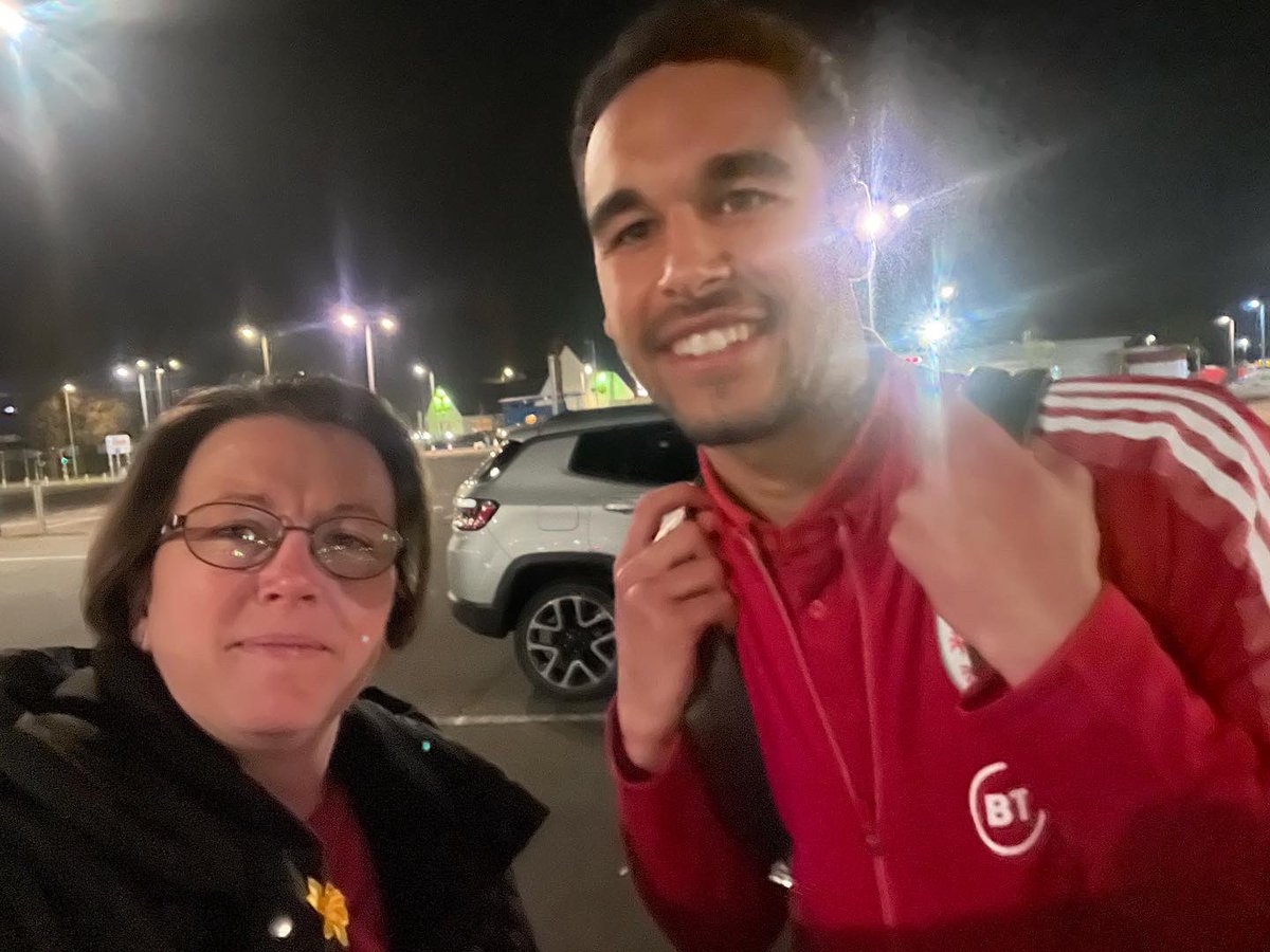 DonnaGregson's tweet photo. #YJB played brilliantly and a genuinely nice guy! #swans #wales #bencabango seemed to chuckle when I told him being at the CCFC was killing me 🤣 https://t.co/0ssPrBmLjz