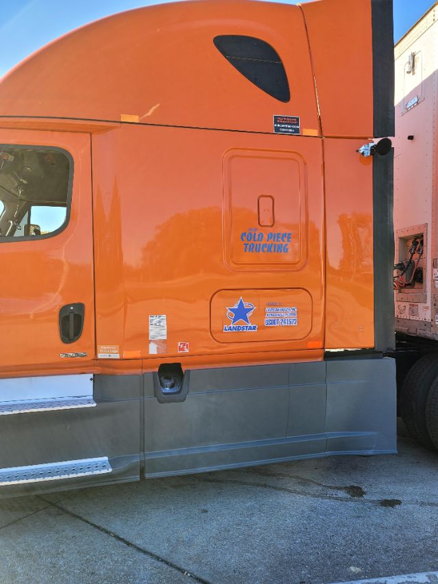 semitrucks's tweet photo. Check this 2014 #Freightliner #Cascadia #EquipNet in #Canton #Massachusetts https://t.co/txP9IgAn1j #truckers #trucksales #trucksforsale https://t.co/cmsPtHW2gb
