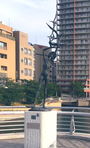 CityCircle2022's tweet photo. #キタキュー記念日

おはようございます🌈

 22年前の今日 #鴎外橋 が開通しました！紫川にかかる橋のひとつで名前はもちろん文豪の #森鴎外 に由来します。また、上から見た橋は羽を広げた水鳥のように見えるため、｢ #水鳥の橋｣とも呼ばれています。

橋の中央にいる少女の像も印象的ですよねぇ〜 https://t.co/3VRj98JGnq
