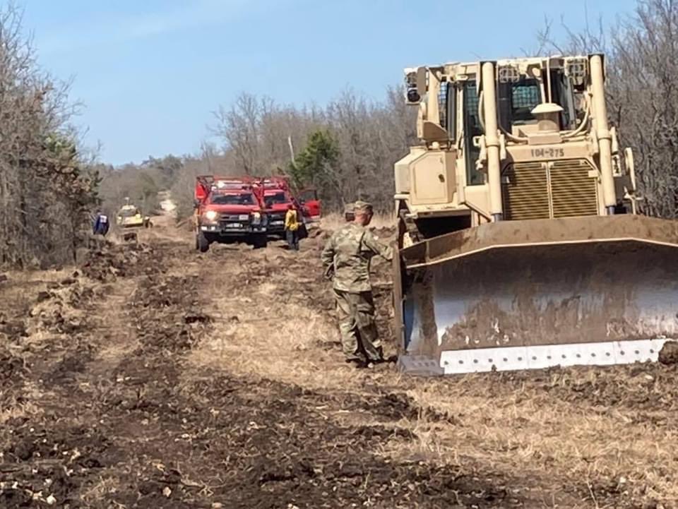AnthonyBarbina's tweet image. Awesome! Proud of our Rugged Engineers helping @USAGforthood fight the largest fire in the post's history. Great actions shots of our team cutting breaks, containing hot spots, and assisting post, state and local officials!!

#StayRugged @iii_corps @jtfcs @36thENBDE @USAEnReg
