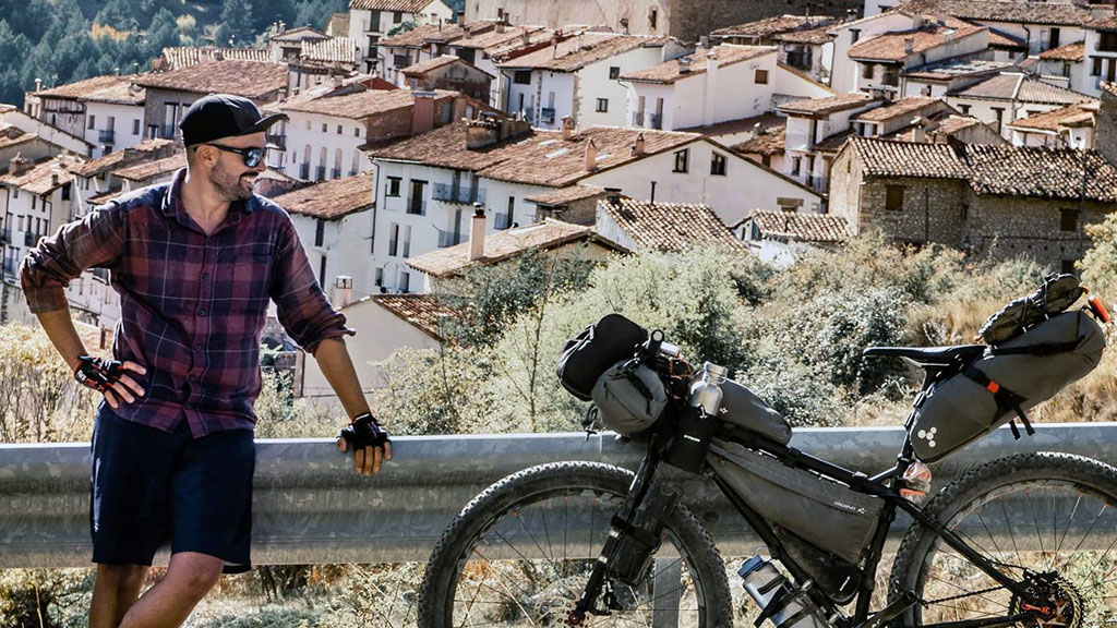 Hoy queremos hablar de un gran cicloviajero: Sergio Luna - Viajar&amp;Roll. Comenzó su periplo cicloviajero llegando a Cabo Norte, y ahora sus viajes son más cortos, pero más intensos, gracias al bikepacking.

ritmos.transcam.org/grandes-ciclov…