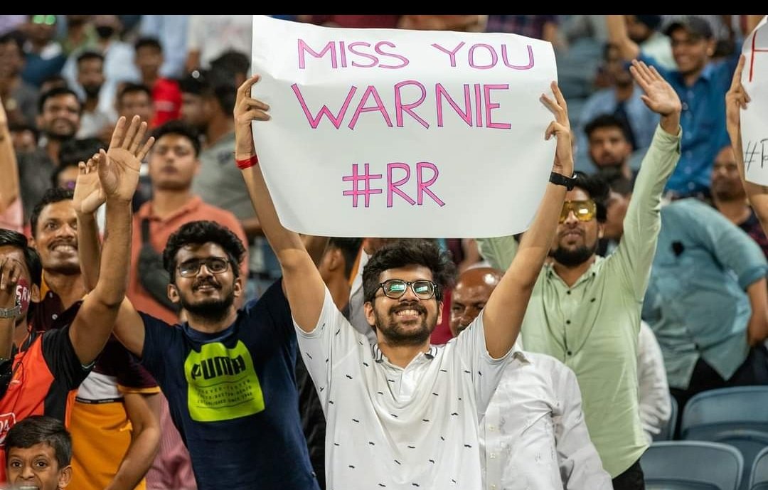 SW_24x7's tweet photo. তাঁর অকালপ্রয়াণের পর আইপিএলে নিজেদের প্রথম ম্যাচেই শেন ওয়ার্নকে শ্রদ্ধা জানালেন রাজস্থান রয়্যালস সমর্থকরা। 
#BCCI #IPL #IPL2022 #ipl2022updates #IPLT20 #IPLLive #ShaneWarne #rajasthanroyals #RR #HallaBol #cricket #sports 

Pic Courtesy: Twitter https://t.co/p9tsdrMUzj