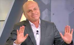 Uriasv's tweet photo. Les presento el culpable de que Pekerman se fuera de la selección: Carlos Antonio Vélez... otro uribista que le hace daño a Colombia. RT, que la gente lo sepa. https://t.co/VcWIx7OsiP