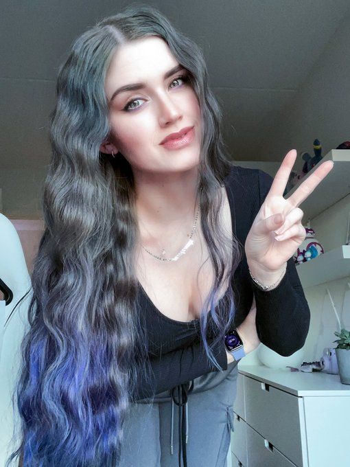 2 pic. Thank you for 400K ? https://t.co/4ziIcFYZKt