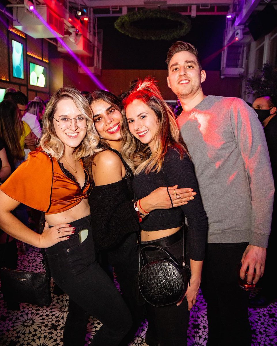 Weekends are best spent 27 stories above it all with friends. 🥂

📸: live.scene