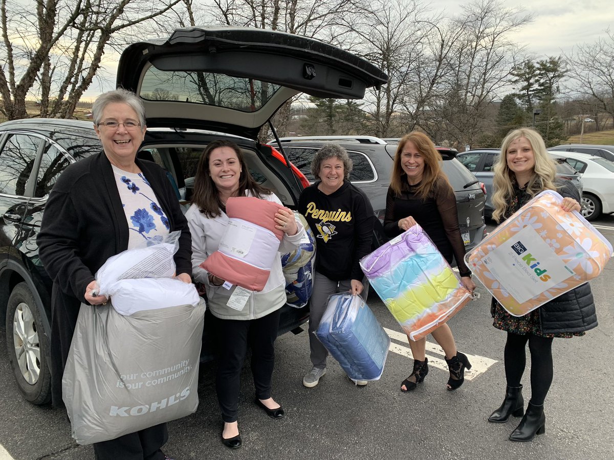 WPLNGAADE's tweet photo. Members of WPLNG board giving back to the community by collecting and donating bedding to children in need! #CDCES #ADCES #community https://t.co/YZQ1RT0o8G