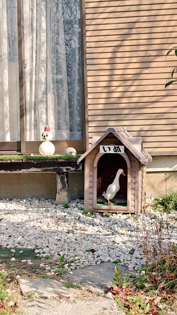 犬とは一体？犬小屋の中に入っていた生き物が犬じゃないwww