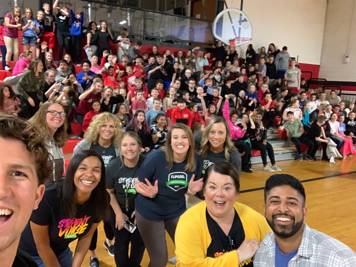 Taralson's tweet image. Hey #FlipgridFever fam just sending out some ✌🏻 and 💚 to y’all! Team @Flipgrid has your back, always!