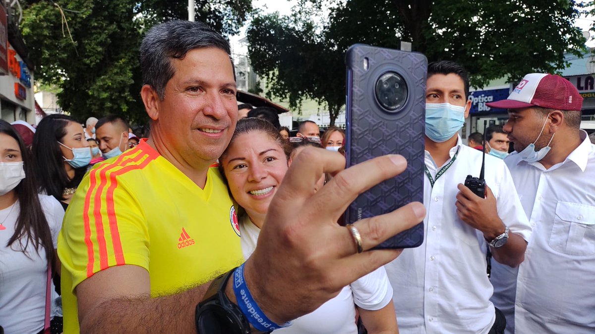 Rodrigo_LaraS's tweet photo. Empezamos nuestro recorrido por las calles de Colombia en mi tierra, en #Neiva. Gracias por su respaldo y muestras de cariño. Emocionado llegaré a muchas regiones del país para presentar una nueva apuesta de país, en el que podamos estar todos los sectores. @FicoGutierrez https://t.co/AQHX5iFCCg