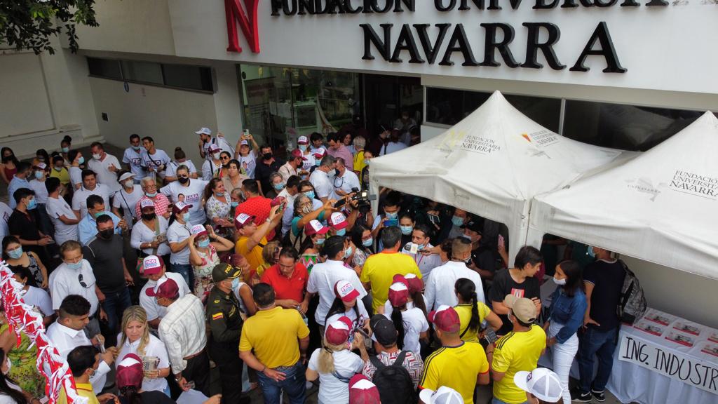 Rodrigo_LaraS's tweet photo. Empezamos nuestro recorrido por las calles de Colombia en mi tierra, en #Neiva. Gracias por su respaldo y muestras de cariño. Emocionado llegaré a muchas regiones del país para presentar una nueva apuesta de país, en el que podamos estar todos los sectores. @FicoGutierrez https://t.co/AQHX5iFCCg