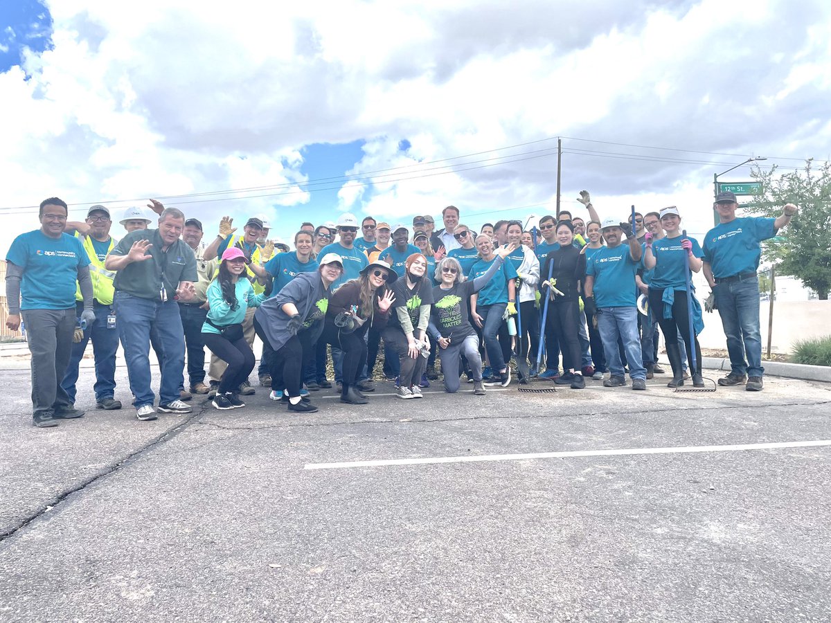APS_Bravo's tweet image. Another great @apsfyi community tree program planting event today. Thanks to partnership &amp;amp; support of @TreesMatterAZ, @OsbornSchools, board member @AguilarYlenia, @apsfyi CEO @jeffguldner &amp;amp; volunteers, we planted 40 trees at Longview Elementary. #Community #HeatRelief #TreeEquity