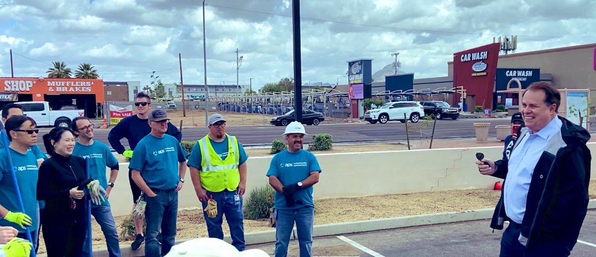 APS_Bravo's tweet image. Another great @apsfyi community tree program planting event today. Thanks to partnership &amp;amp; support of @TreesMatterAZ, @OsbornSchools, board member @AguilarYlenia, @apsfyi CEO @jeffguldner &amp;amp; volunteers, we planted 40 trees at Longview Elementary. #Community #HeatRelief #TreeEquity