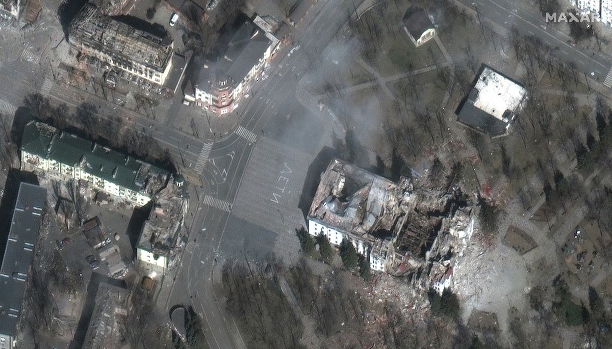 JackDetsch's tweet photo. Russia bombed a theater in the besieged city of Mariupol hiding 100s displaced by the war after inhabits scrawled “children” on the ground warning 🇷🇺  pilots not to strike. 

Mariupol city officials indicated about 300 people died in the strike. 5,000 people have died in Mariupol https://t.co/4SUxXfcg3Z
