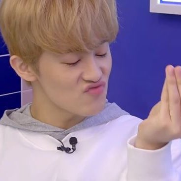 chaos__dad's tweet photo. Ayy #multifollowparty, hii my name is Bee and I run a chill adult kpop discord for multis! Our only requirements to join are:
1. Be at least 20 years old
2. Be respectful 
We have over 100 members but would love new faces. Here’s the link ✨ https://t.co/AevIKqJM7d ✨ https://t.co/XUgCqFzMdc