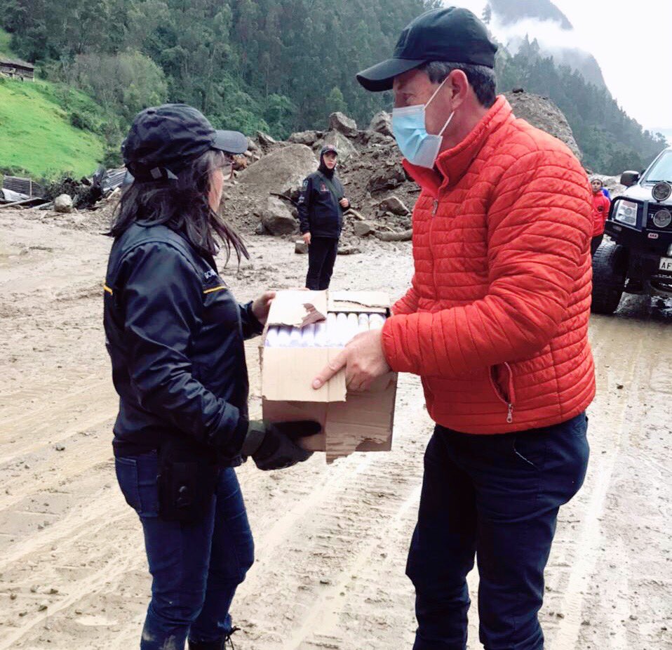 hospitalcuenca's tweet photo. En coordinación con el Alcalde @pedropalaciosu desde Hospital Municipal y los Centros de Salud Municipales #Medisol continuamos brindando ayuda a los damnificados en la parroquia #Sayausí.
El Dr. Mario Álvarez, Director General realizó la entrega de productos.
#CuencaUnida https://t.co/QGaUBzGxRv