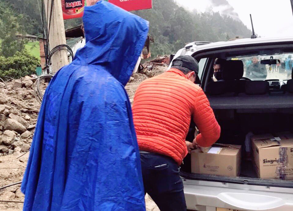 hospitalcuenca's tweet photo. En coordinación con el Alcalde @pedropalaciosu desde Hospital Municipal y los Centros de Salud Municipales #Medisol continuamos brindando ayuda a los damnificados en la parroquia #Sayausí.
El Dr. Mario Álvarez, Director General realizó la entrega de productos.
#CuencaUnida https://t.co/QGaUBzGxRv