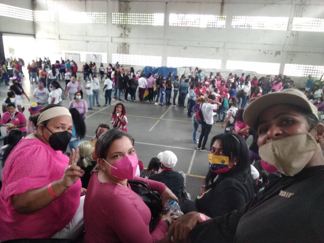 #29Mar | Desde Caracas, hoy las mujeres de Caroní participamos en la Instalación del Congreso Venezolano de Mujeres, aquí estamos las combatientes y revolucionarias de Guayana, listas para la batalla. @NicolasMaduro @OviedoPSUV  @d_guzmanl @carolyshelena 
#VolvemosAlAula